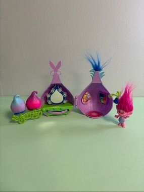 DreamWorks Trolls Poppy's Stylin' Pod Playset, Kids Troll Doll House, Troll Toy